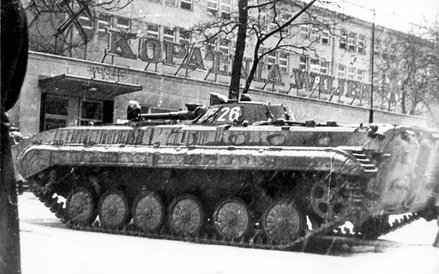 Bojowy wóz piechoty przed bramą główną kopalni,16 grudnia 1981 r.