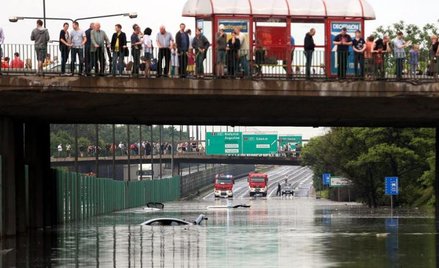 Na Trasie AK woda zatopiła dziesięć samochodów. Urzędnicy przyznają, że remont arterii planowali roz