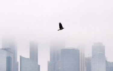 Międzynarodowe Centrum Biznesu w Moskwie we mgle, spoza niej nie dochodzą głosy protestu