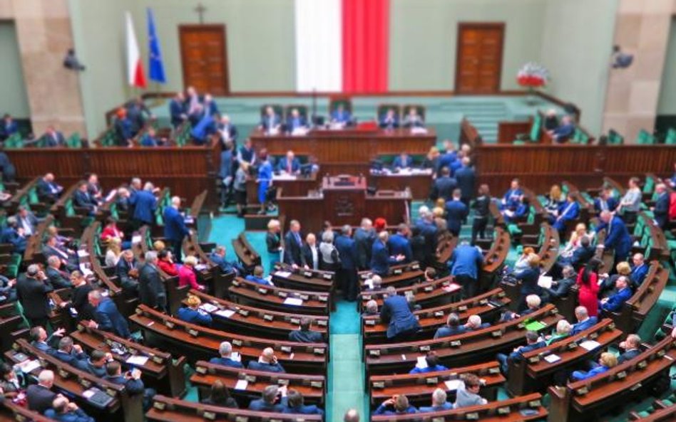 Parlamentarzyści twierdzą, że pieniądze na prowadzenie ich biur sa zbyt skromne.