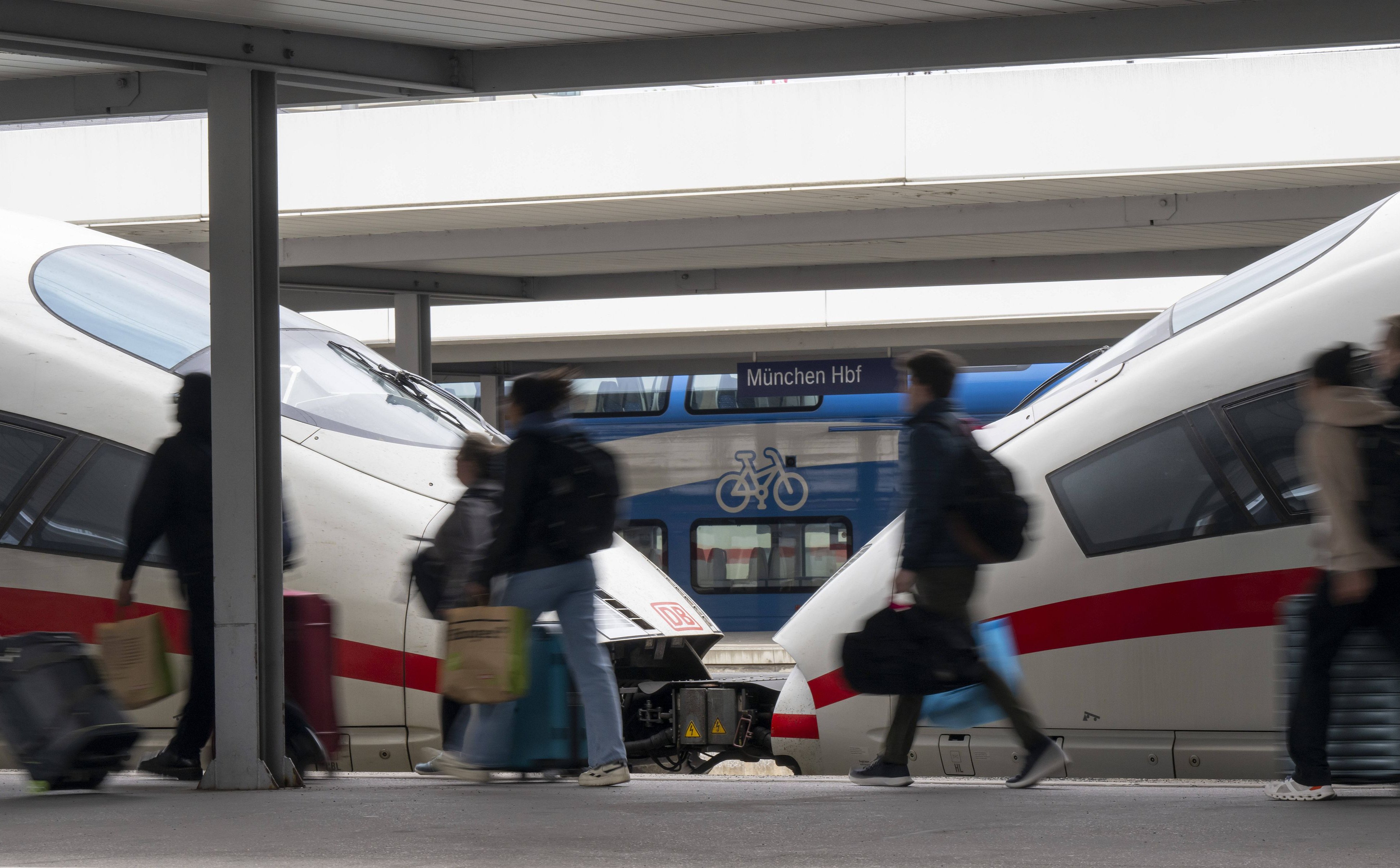 Greenpeace: Nie opłaca się jeździć koleją. Samoloty są tańsze