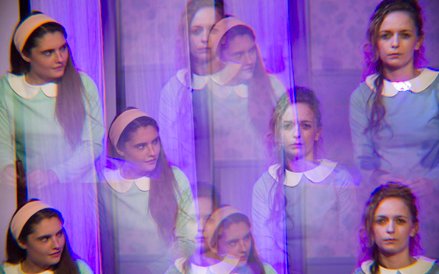 Teatr im. Żeromskiego z Kielc pokaże „Kieł” Marcina Cecki na podstawie filmu Efthymisa Filippousa i 