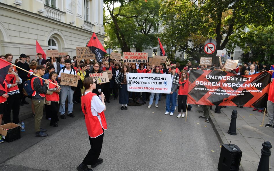 Protest studetów Uniwersytetu Warszawskiego z 2 października 2023 roku. Protestujący chcą odwołania 