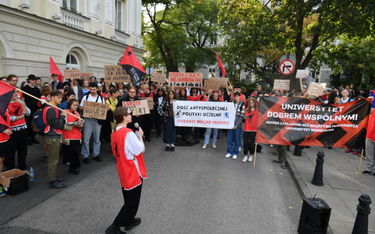 Protest studetów Uniwersytetu Warszawskiego z 2 października 2023 roku. Protestujący chcą odwołania 