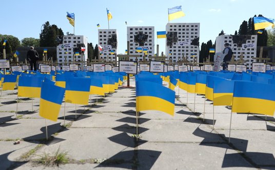 Instalacja przy Mauzoleum Żołnierzy Radzieckich w Warszawie