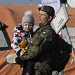 Polski żołnierz niesie ukraińskie dziecko, przejście graniczne w Medyce, fotografia z 14 marca