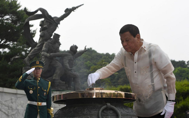 Prezydent Filipin krytykowany za pocałunek