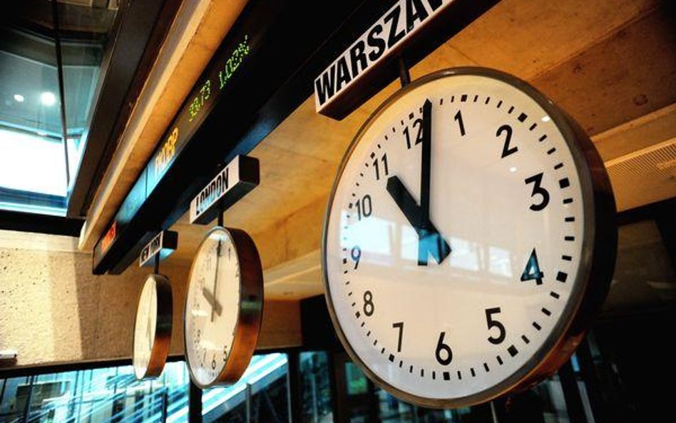Indeksy wciąż tracą przy niskich obrotach