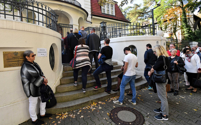 Wybory w 2019 roku, kolejka do głosowania przed ambasadą RP w Berlinie. Największe komisje za granic