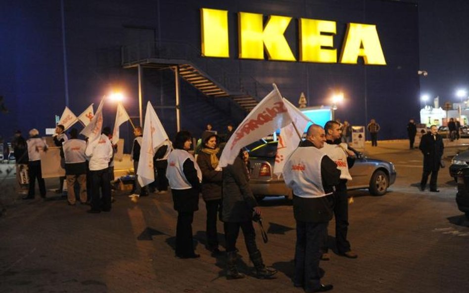 Protest pracowników z firmy Solid w centrum handlowym w podwarszawskich Markach