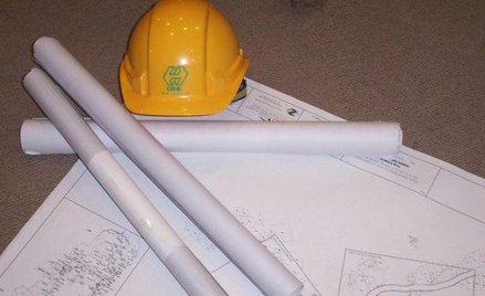 Na projekcie rysunku stosuje się nazewnictwo i oznaczenia umożliwiające jednoznaczne powiązanie proj