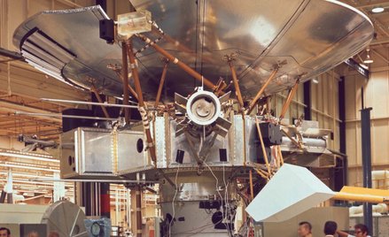 Pioneer 10 podczas montażu. Sondę tę wystrzelono 3 marca 1972 r. Miała zbadać Jowisza. Po wykonaniu 