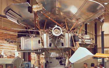 Pioneer 10 podczas montażu. Sondę tę wystrzelono 3 marca 1972 r. Miała zbadać Jowisza. Po wykonaniu 