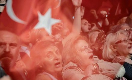 Zwolennicy Ekrema Imamoglu z Republikańskiej Partii Ludowej protestują przeciwko ogłoszeniu ponownyc