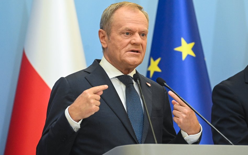 Premier Donald Tusk podczas konferencji prasowej w KPRM w Warszawie