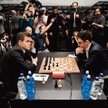 Norweg Magnus Carlsen (z lewej) w pojedynku z Amerykaninem Fabiano Caruaną.