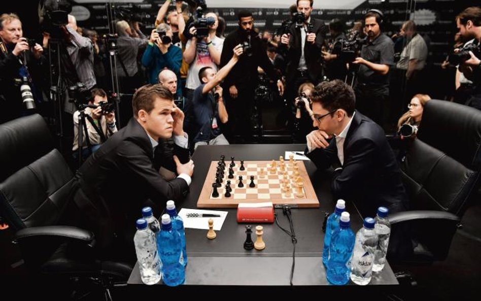 Norweg Magnus Carlsen (z lewej) w pojedynku z Amerykaninem Fabiano Caruaną.