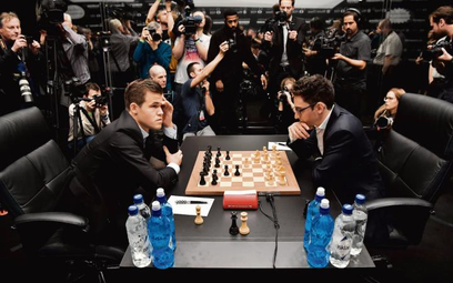 Norweg Magnus Carlsen (z lewej) w pojedynku z Amerykaninem Fabiano Caruaną.