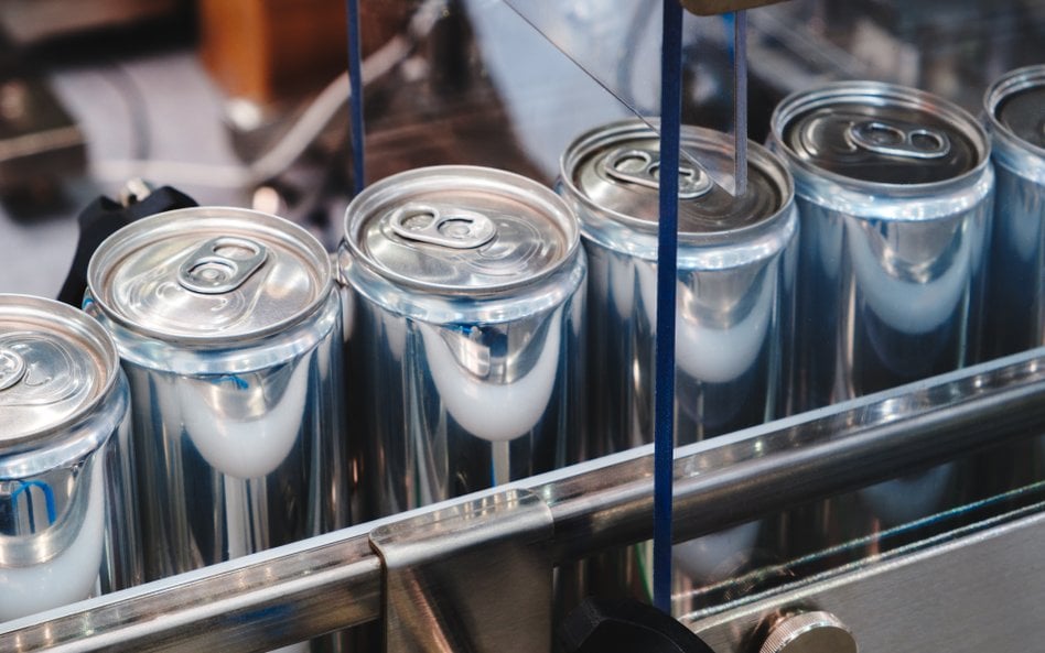 Plastikowe puszki PET przypominają tradycyjne opakowania, jednak nie są objęte systemem kaucyjnym