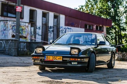 Hondę Prelude wyróżniają m.in. otwierane do góry przednie reflektory.