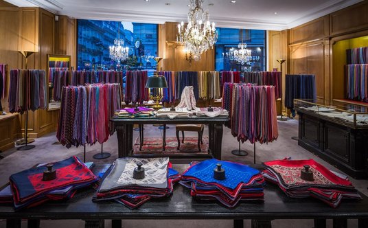 "Stoisko z krawatami Charvet"