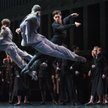 Paweł Koncewoj (Tybalt – w środku) w jednej ze świetnych scen zbiorowych spektaklu