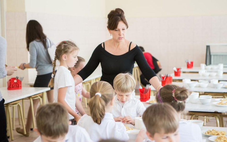 Wyżywienie kadry pedagogicznej z VAT - wyrok WSA