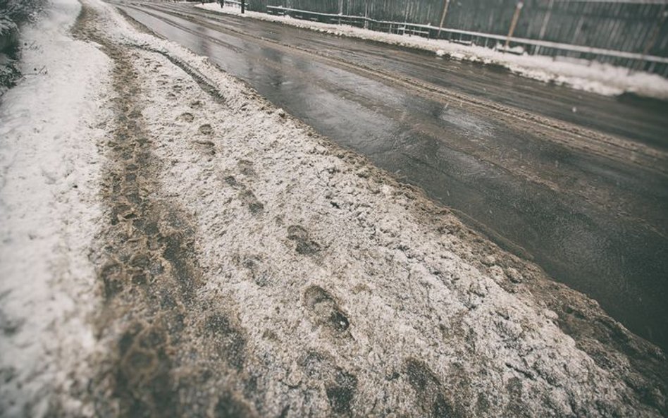 Brudno? Pomalować śnieg na biało!