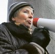 Senator Zdzisława Janowska na manifie łódzkich feministek, przeciwniczek Dnia Kobiet, 8 marca 2006 r