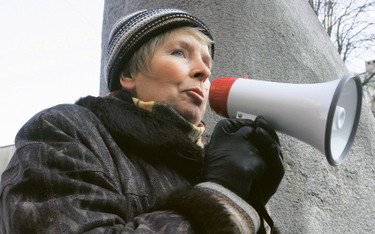 Senator Zdzisława Janowska na manifie łódzkich feministek, przeciwniczek Dnia Kobiet, 8 marca 2006 r