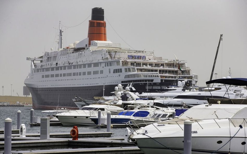 Widok na hotel Queen Elizabeth 2 z Port Rashid.