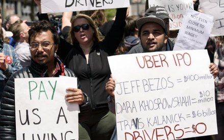 Kierowcy Ubera domagają się wyższej zapłaty za pracę.