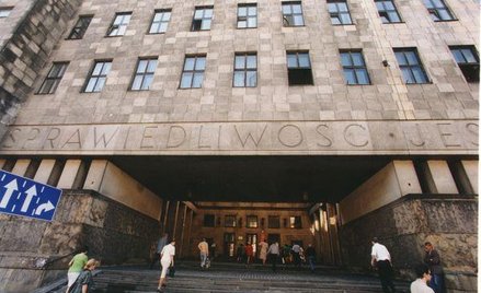 Sędziowie na urlopach, ale rozprawy się toczą