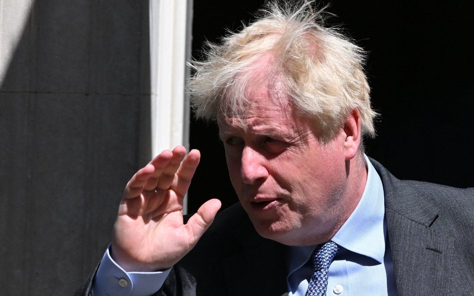 Boris Johnson (na zdjęciu), borykający się ze spadkiem popularności po aferach związanych z nielegal