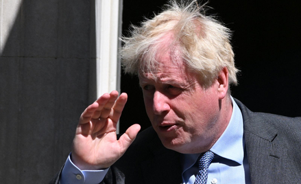 Boris Johnson (na zdjęciu), borykający się ze spadkiem popularności po aferach związanych z nielegal
