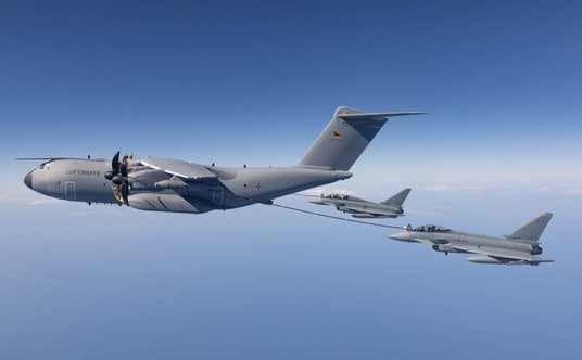 Dwa myśliwce Eurofighter z Luftwaffe podczas tankowania powietrznego z A400M w drodze na ćwiczenia D
