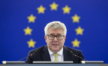 Ryszard Czarnecki ucina rozmowy z dziennikarzami na temat oskarżeń unijnych śledczych