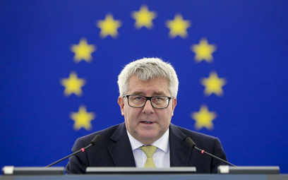 Ryszard Czarnecki ucina rozmowy z dziennikarzami na temat oskarżeń unijnych śledczych