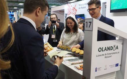 Na stoisku obiektu wypoczynkowego Olandia w Wielkopolsce ministra częstowano dereniówką własnej robo