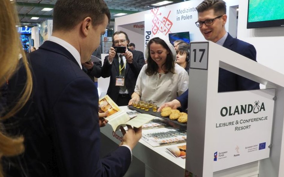 Na stoisku obiektu wypoczynkowego Olandia w Wielkopolsce ministra częstowano dereniówką własnej robo