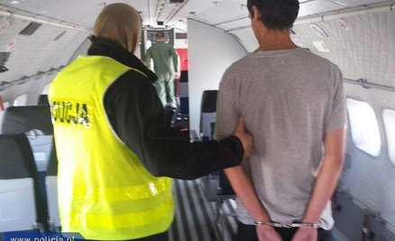 Kajetan P. na pokładzie wojskowej Casy, którą przyleciał z Malty do Warszawy