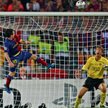 Leo Messi zdobywa bramkę, która zapewniła Barcelonie zwycięstwo. Z prawej Edwin van der Sar