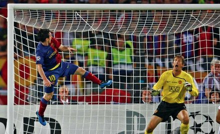 Leo Messi zdobywa bramkę, która zapewniła Barcelonie zwycięstwo. Z prawej Edwin van der Sar