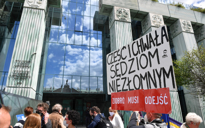 Manifestacja przed siedzibą SN w Warszawie