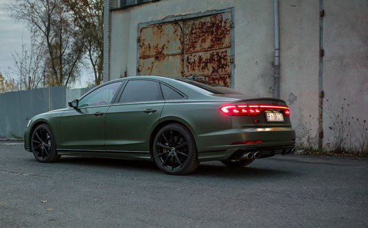 Audi S8: silnik V8 o pojemności 4,0 litra, moc 571 KM, 0-100 km/h w 3,8 sekundy, V-max: 250 km/h