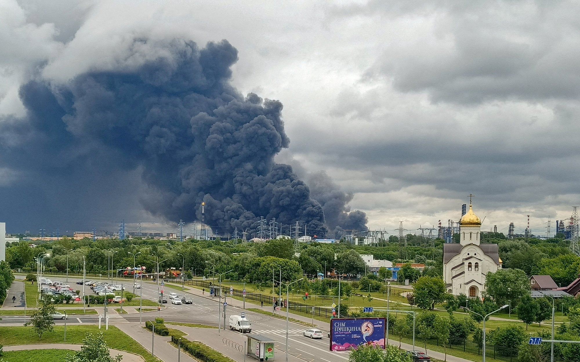 Rosjanie atakują Moskwę. Rosjanie skarżą się na „czarny deszcz” po uderzeniu w rafinerię