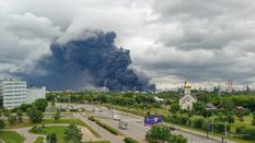 Ukraińcy atakują Moskwę. Rosjanie skarżą się na „czarny deszcz” po uderzeniu w rafinerię