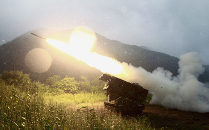 Wieloprowadnicowa wyrzutnia rakiet (MLRS) w czasie ćwiczeń w Korei Południowej