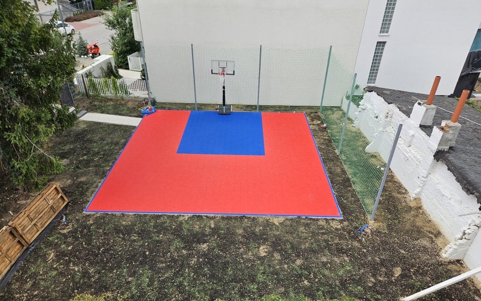 Służby budowlane uznały, że boisko do gry w koszykówkę może emitować uciążliwy hałas