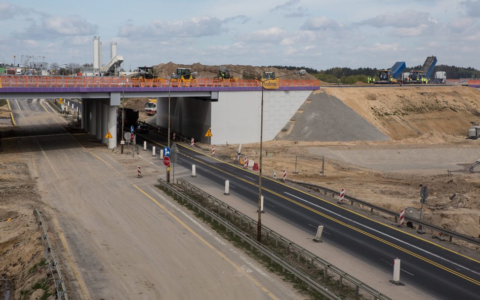 Budowa dróg w tym roku wyraźnie straci impet. Oddawanych do użytku odcinków będzie wyraźnie mniej ni